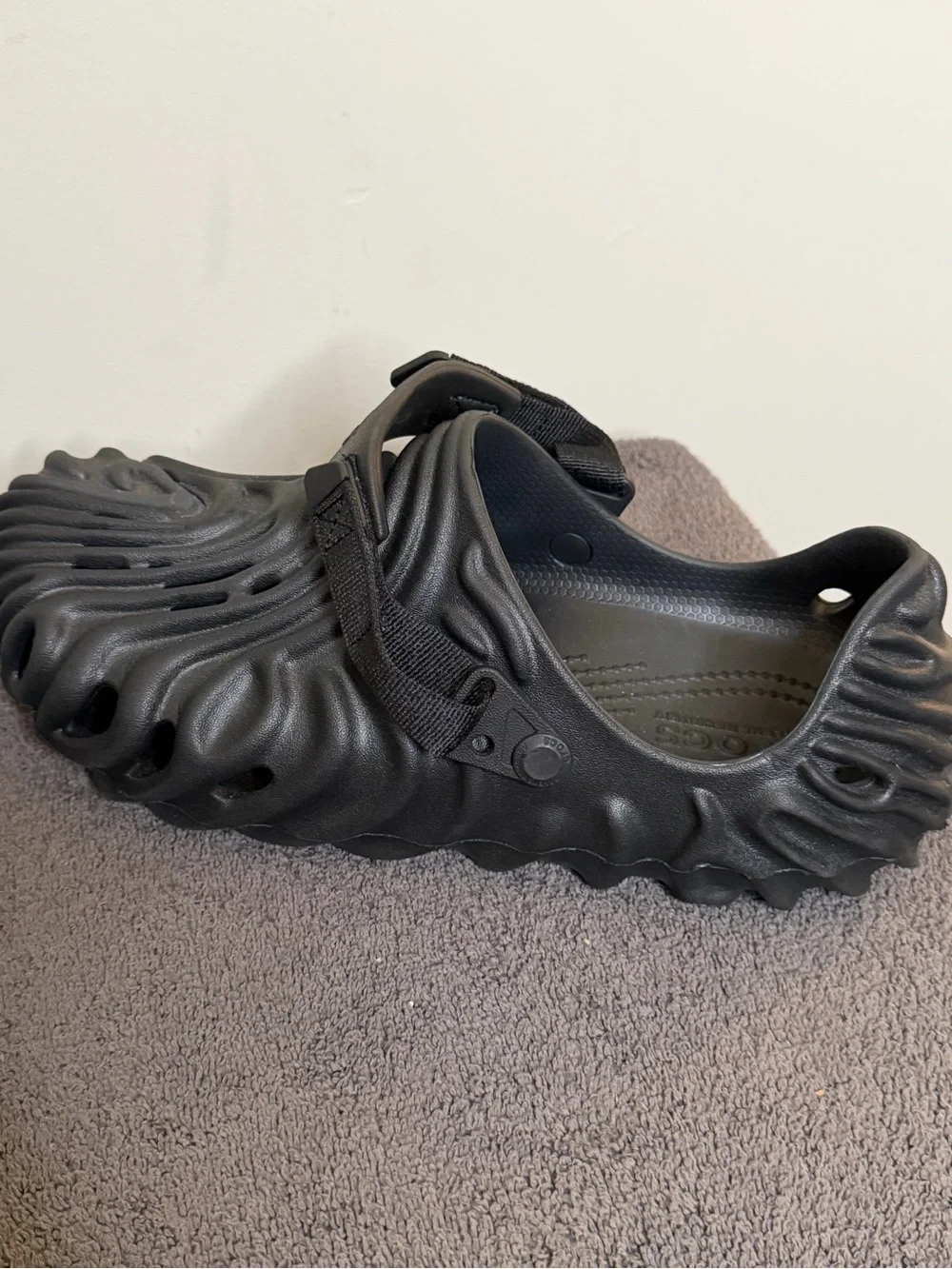 Crocs Echo Storm Black Clogs Men’s size 12 w/adjustable strap. Slip on comfort
